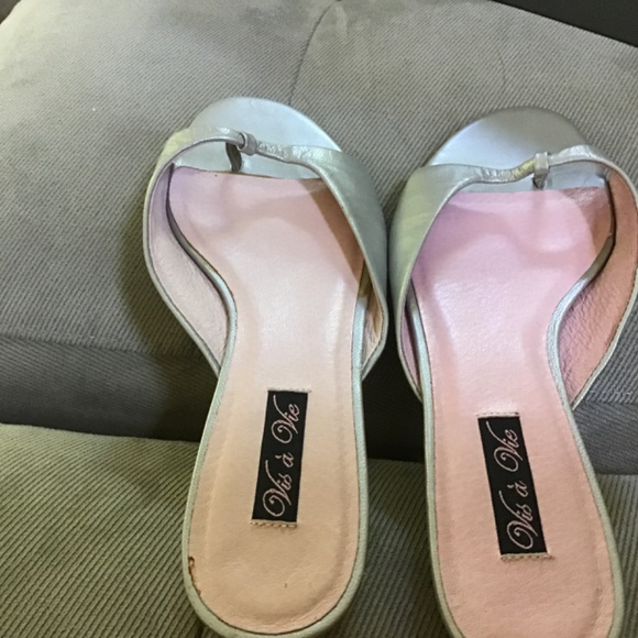 Vis a Vie Silver leather thong slides size 7 M - Picture 2 of 3